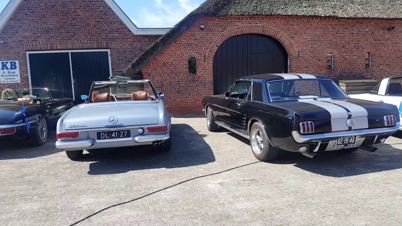 Gilmmende oldtimers door de straten van Lieveren