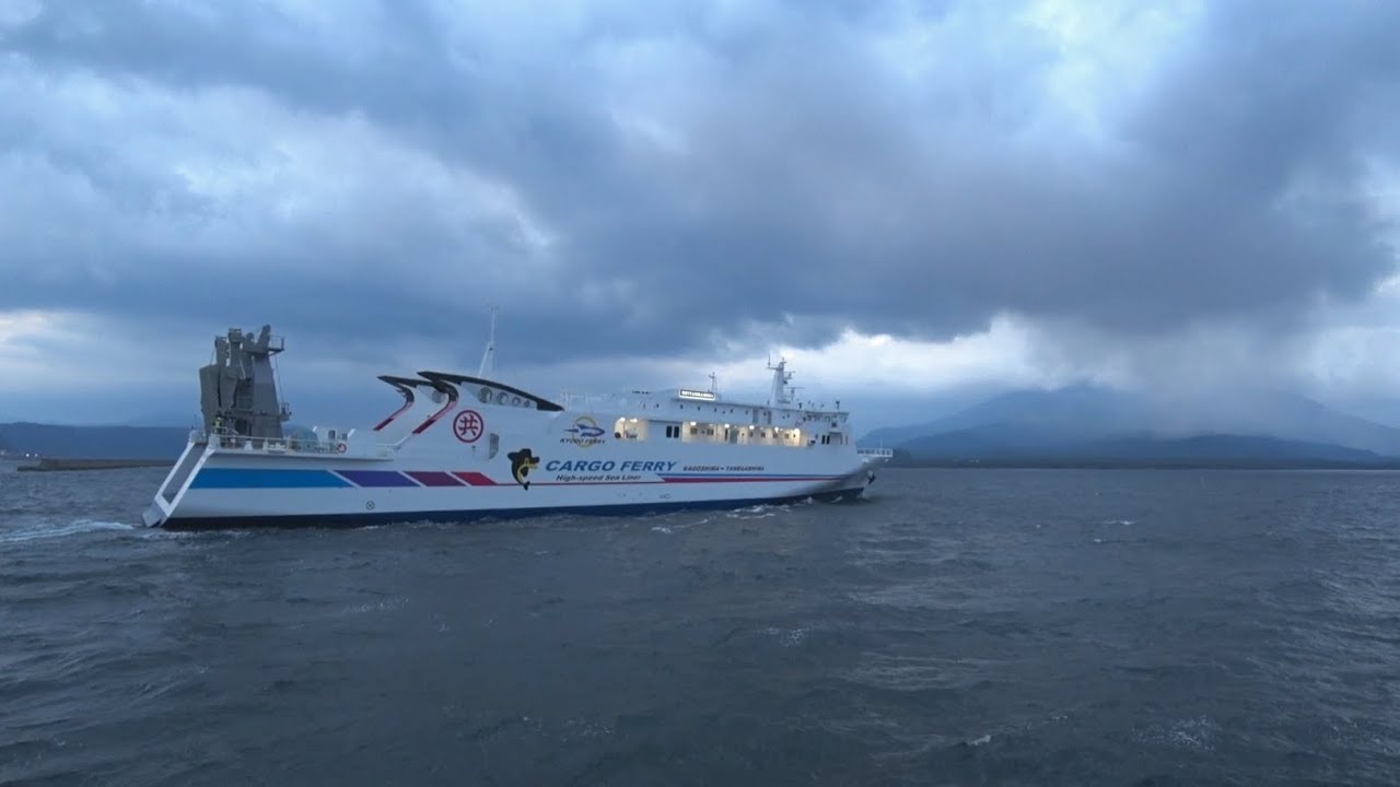 ある日の桜島【新たに就航した貨物フェリー「新種子島」の出港に間に合わなかった】