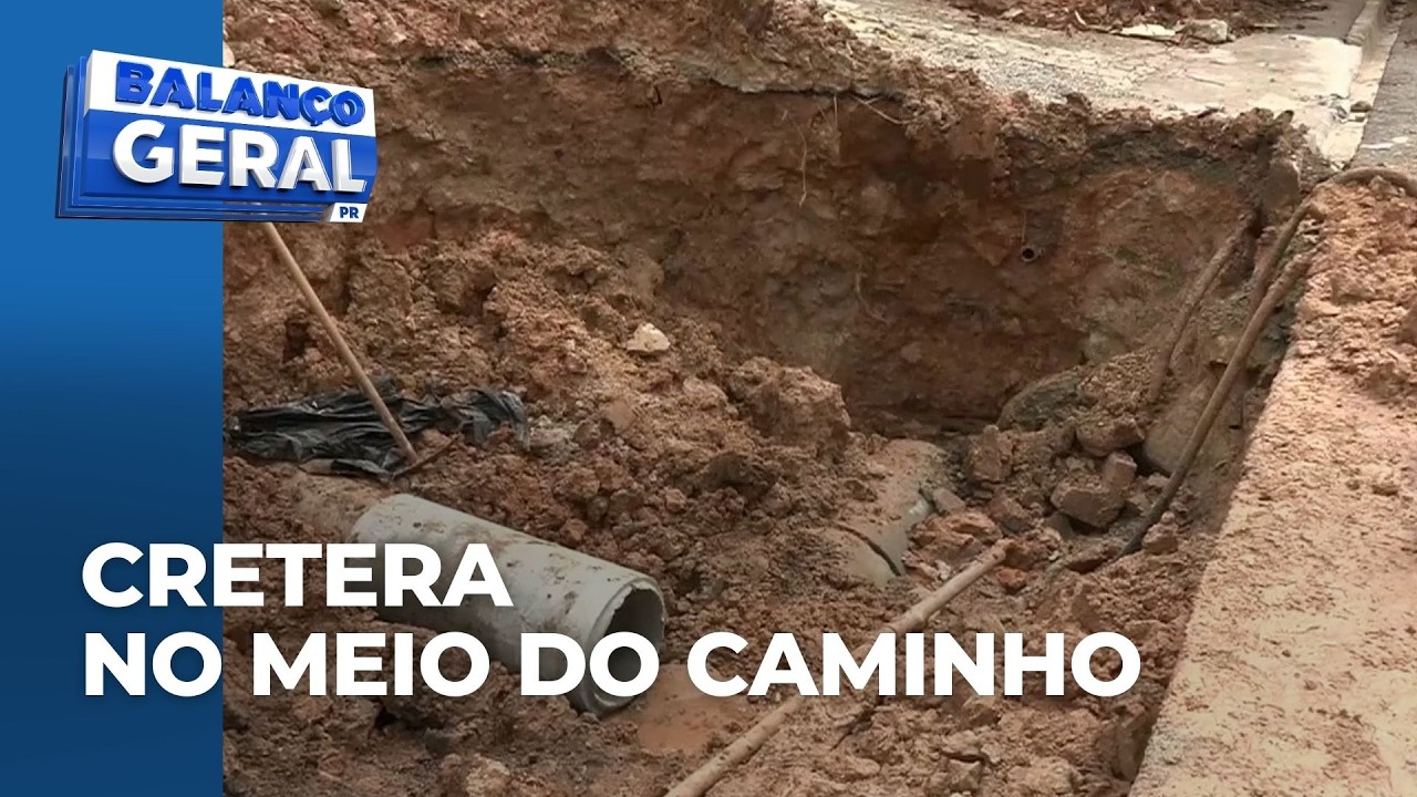 Cratera se abre em calçada de Curitiba e engole até banheiro químico da prefeitura