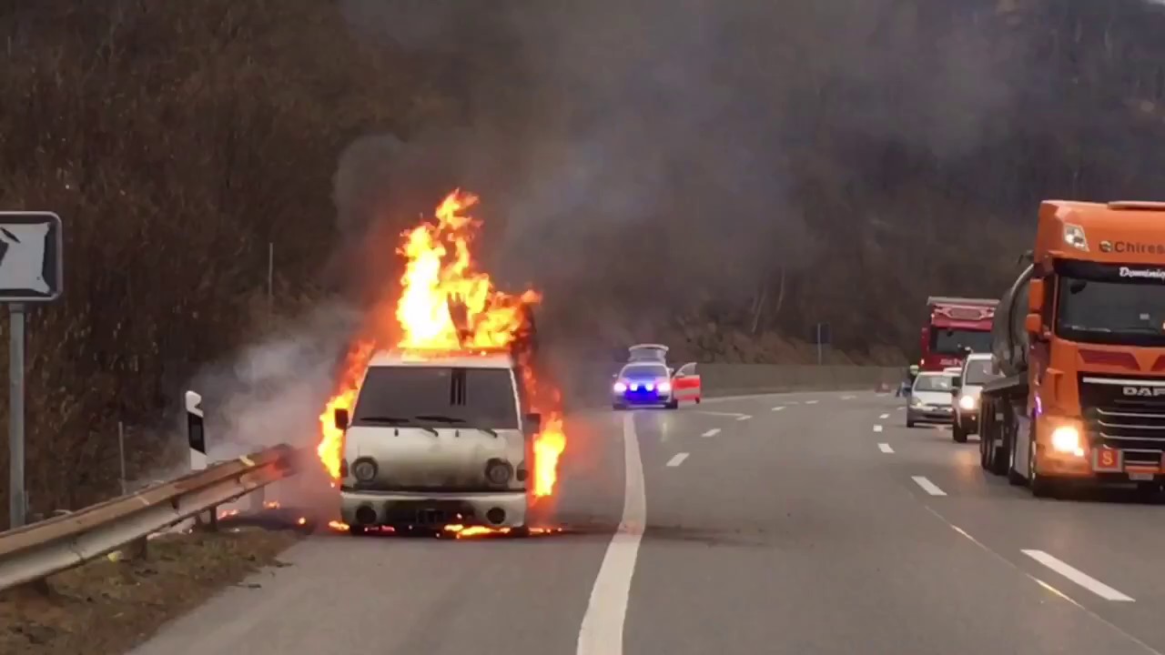 Furgone in fiamme sull'A2 a Rivera, nessun ferito
