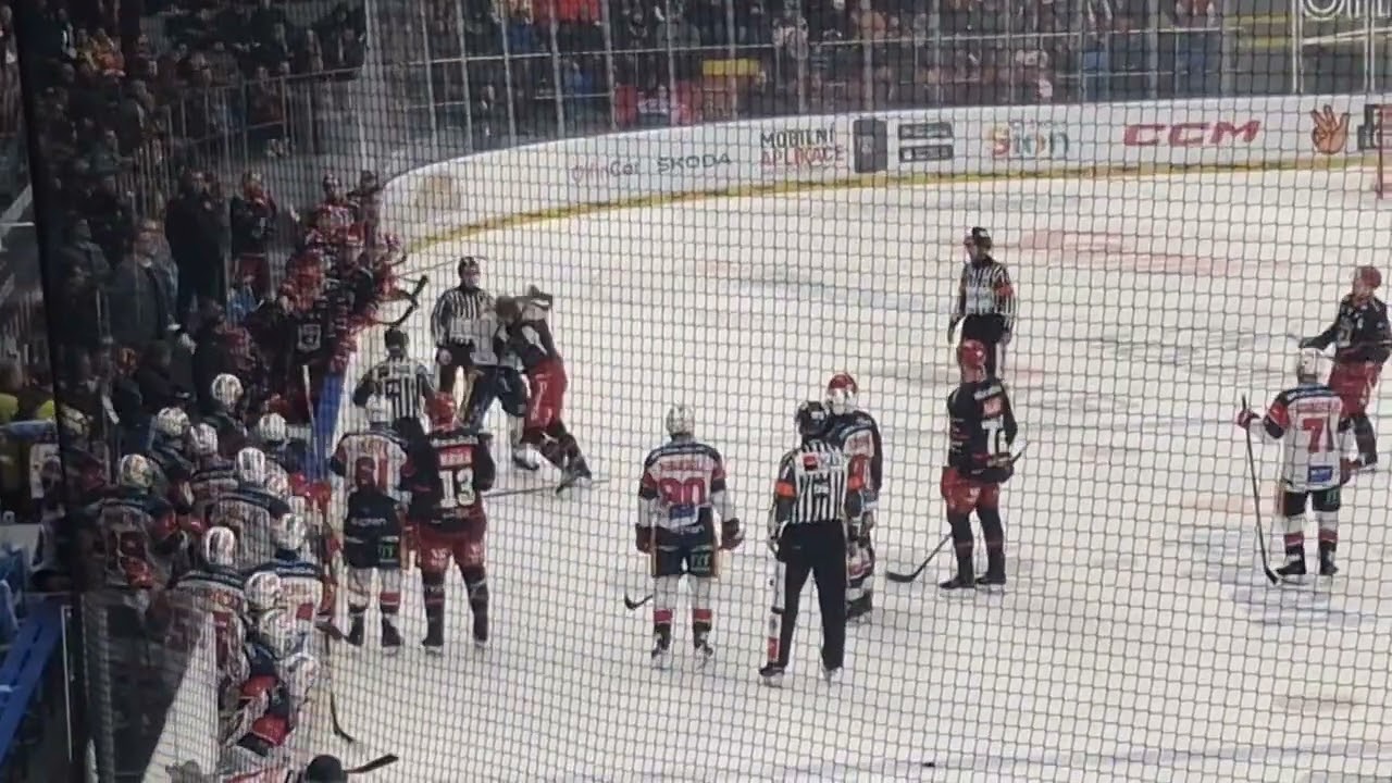 Mountfield HK - HC Dynamo Pardubice (Derby č.4) - Rvačka Jakub Pour vs Ondřej Mikliš