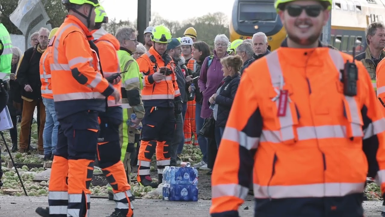 Ravage na botsing tussen trein en vrachtwagen bij Meteren