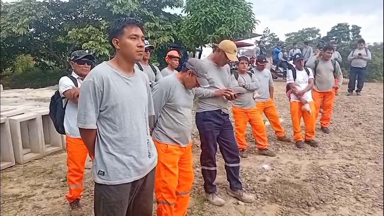 Trabajadores de construcción civil realizan plantón y exigen pagos atrasados en obra de saneamiento