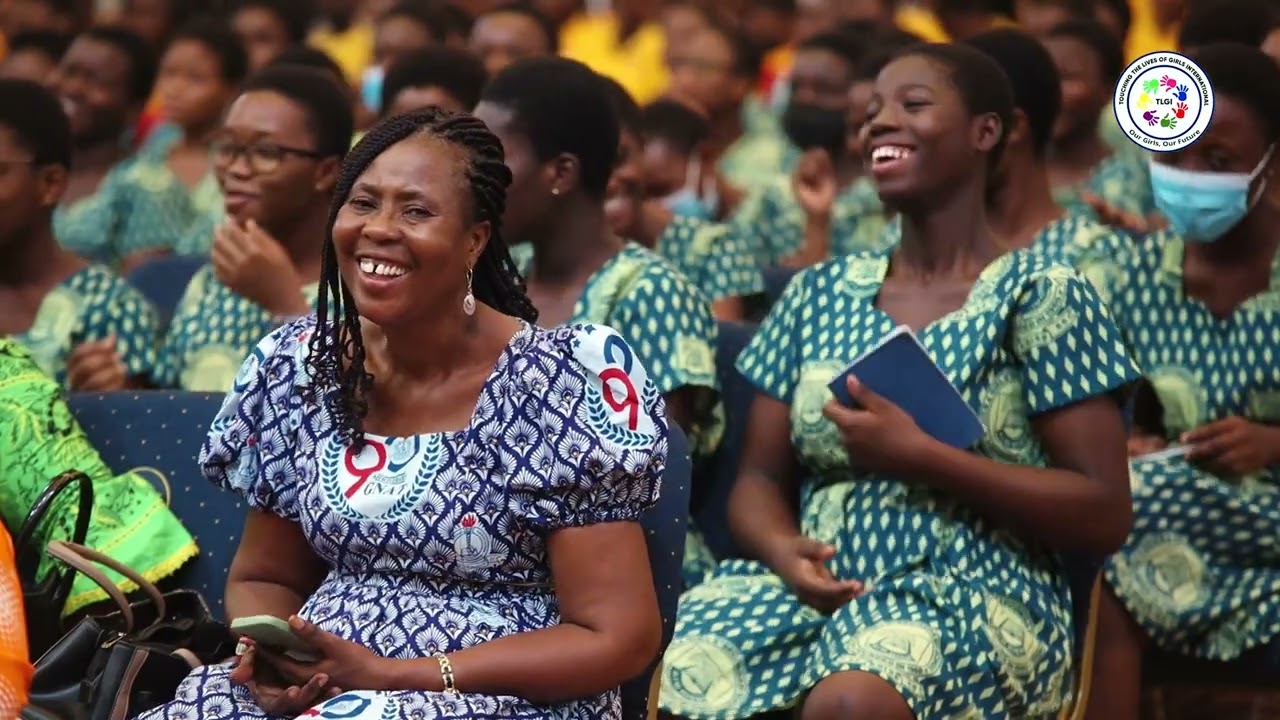 Lady Julia Osei Tutu, Otumfour's wife educates and give away 3000 sanitary pads to girls.
