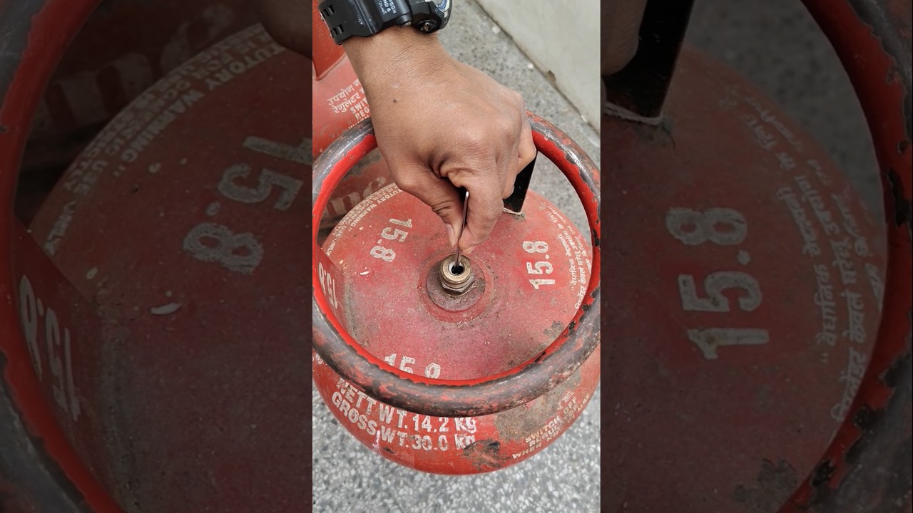 LPG Gas Cylinder Leak 😱 | Cylinder Se Gas Leak Ho Jaye To Kya Kare? Shocking Repair Trick #shorts