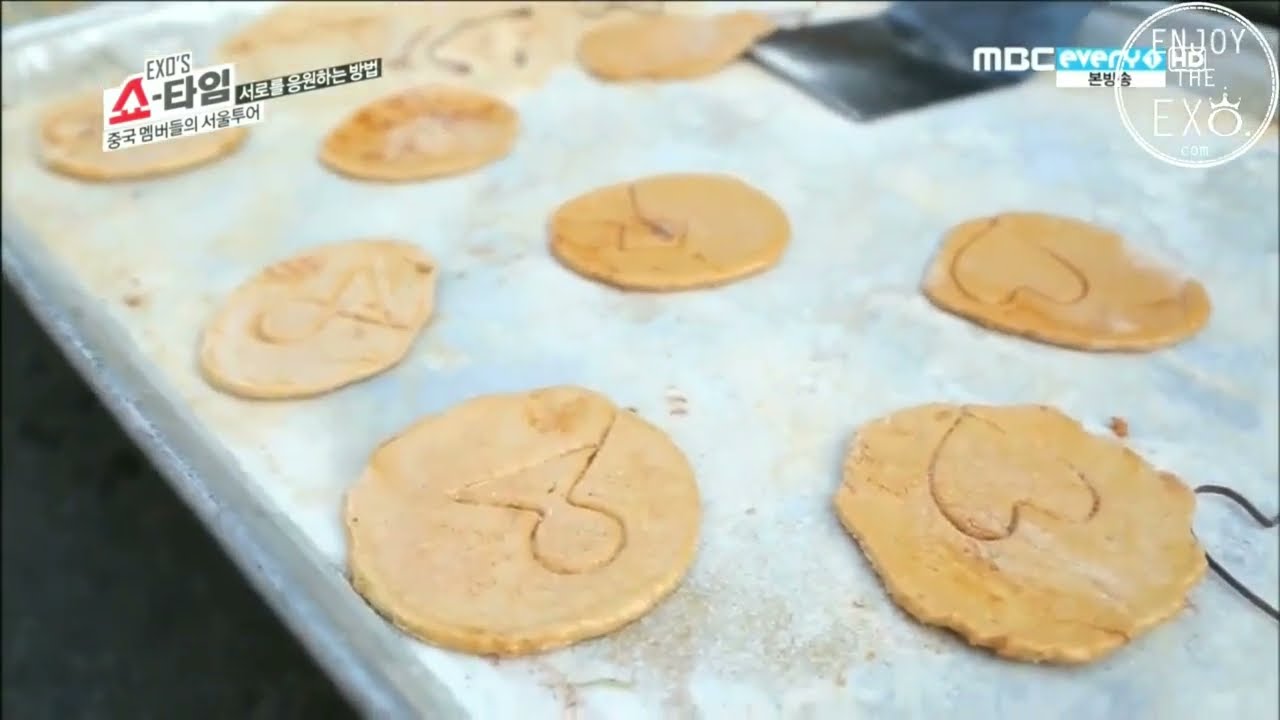 GOT7's Jackson, g.o.d's Park Joon-hyung, and EXO's Chinese members talking about Korean candy Ppopgi