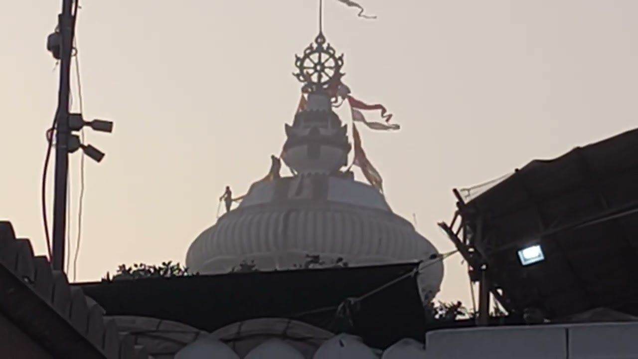 भगवान श्री जगन्नाथ मंदिर पुरी में ध्वजा बदलने का दृश्य भाग एक।