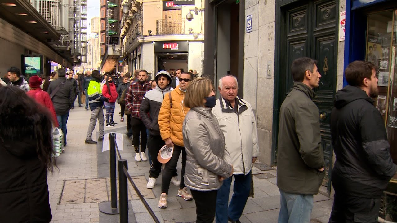 Continúan las colas en Doña Manolita a menos de 24 horas del Sorteo