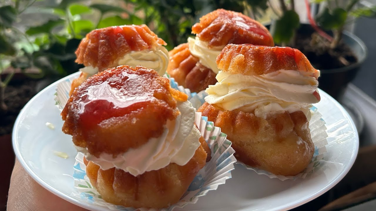 Mini Savarine Pufoase și însiropate | Rețetă Simplă și Delicioasă 🍰