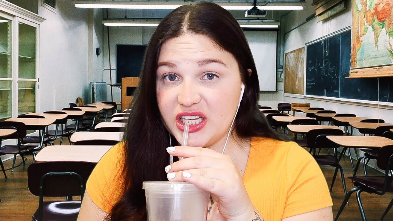 ASMR POV : t'es assis.e en en face de la fille populaire de l'&eacute;cole