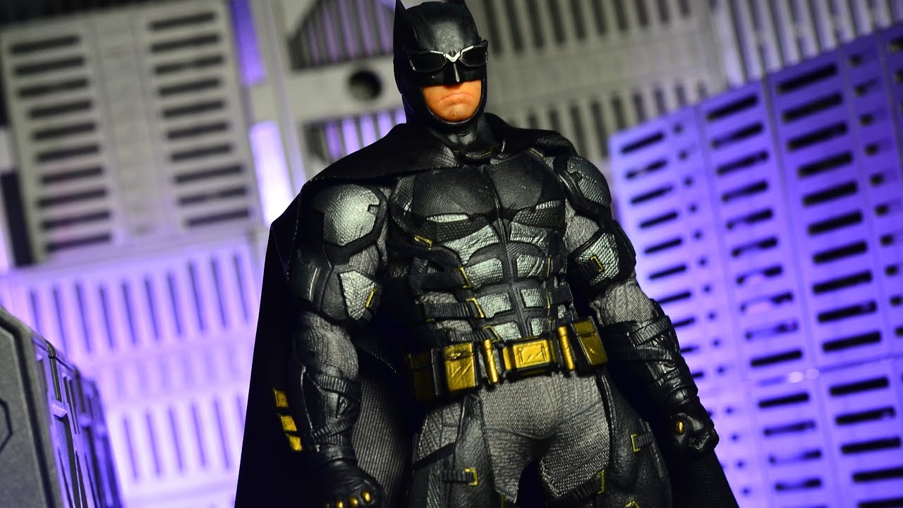 Mezco One:12 Collective Justice League Tactical Suit Batman Review