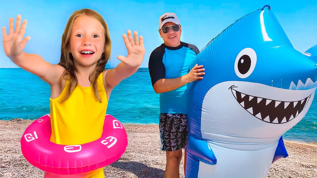 ¡Un tiburón gigante en la playa! Nastya se asusta pero es solo un juego