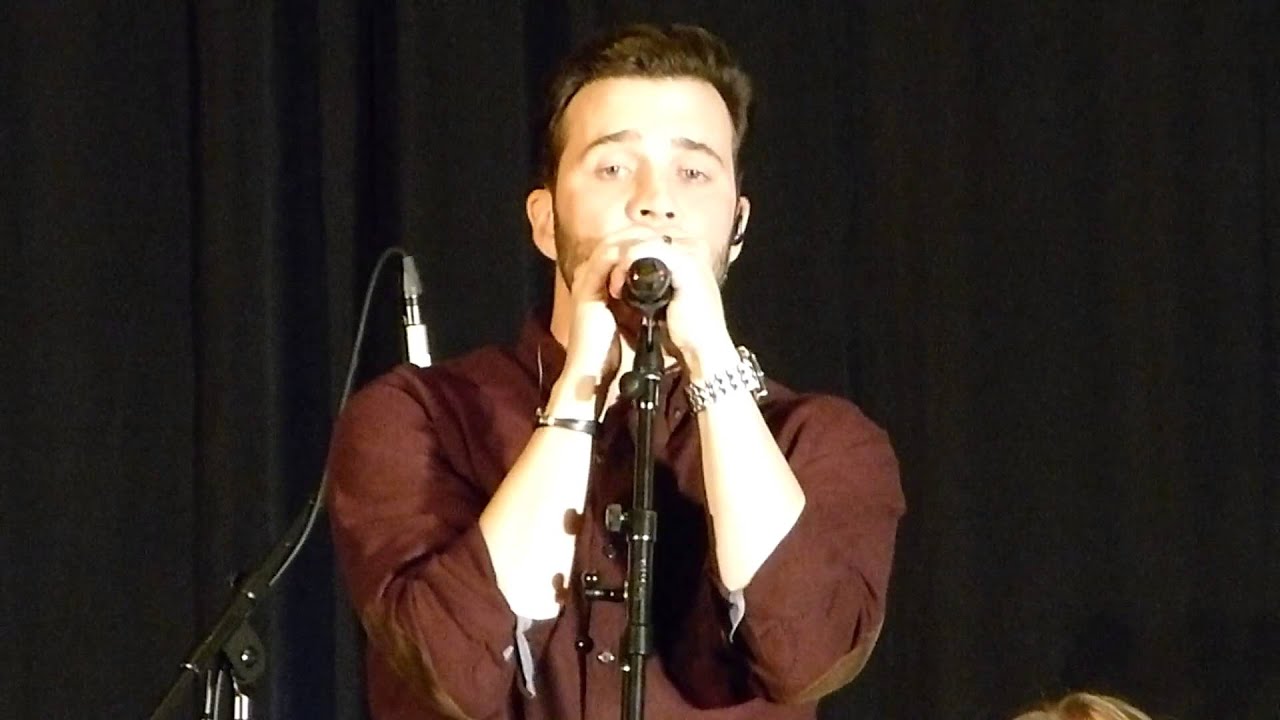 Supernatural Convention Toronto 2015 | Gil McKinney sings