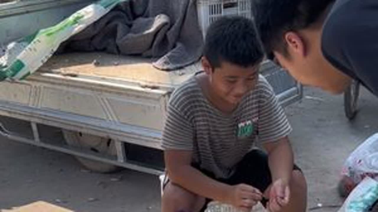 大多数孩子在空调屋里打游戏喝奶茶  天赐却在穿梭着大街小巷想办法挣钱 #我的乡村生活 #农村生活 #新农人计划2025