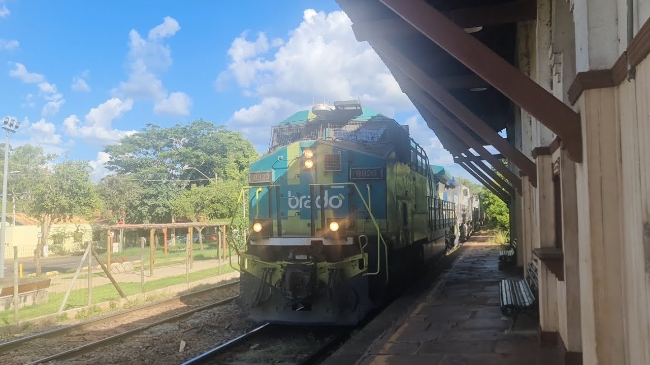 Trem passando ma estação de Bueno de Andrada sp 