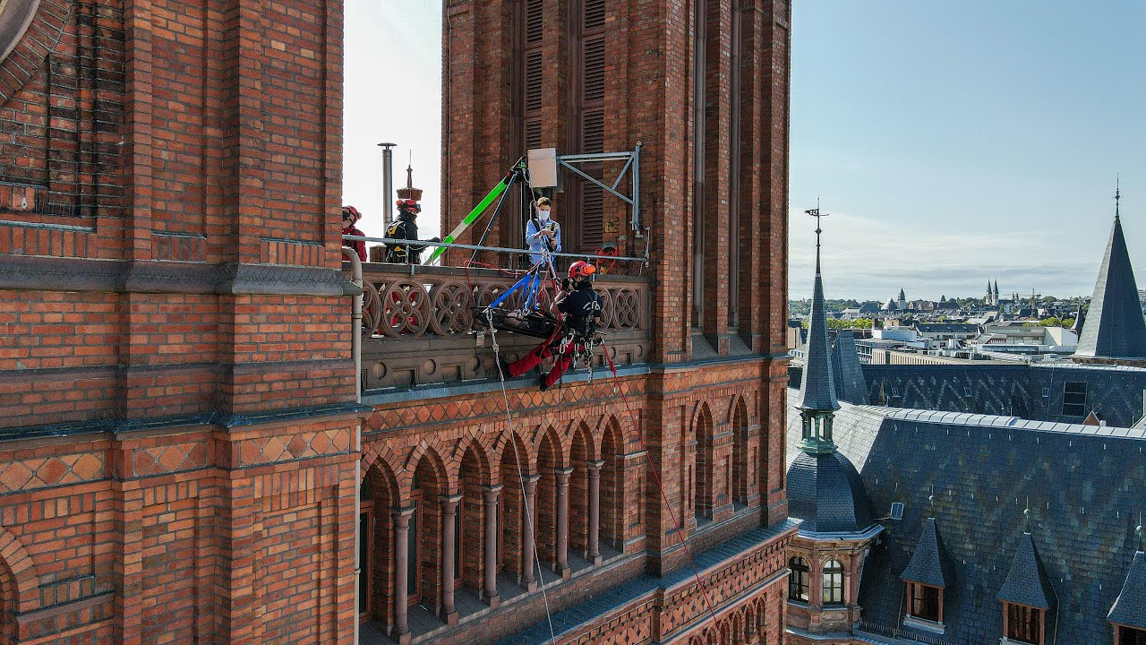 Höhenrettung - Spektakuläre Übung der Feuerwehr Wiesbaden an der Marktkirche