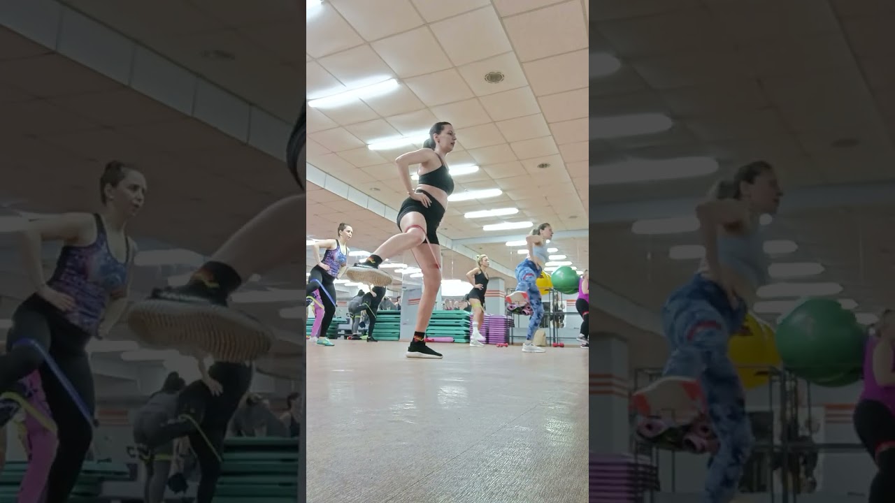 Ноги с фитнес резинкой и гантелями.