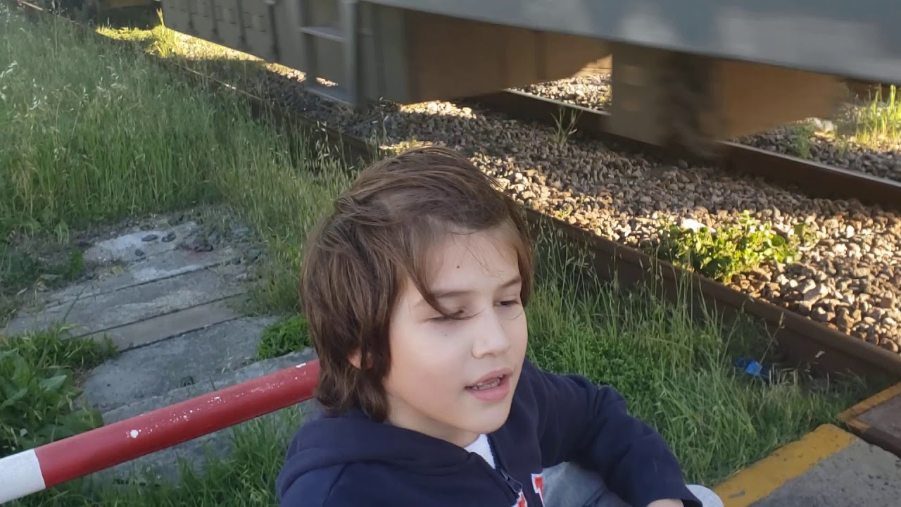 TREN ROCA PASANDO SOBRE UNA MONEDA PUESTA EN LAS VÍAS....Por IVÁN.
