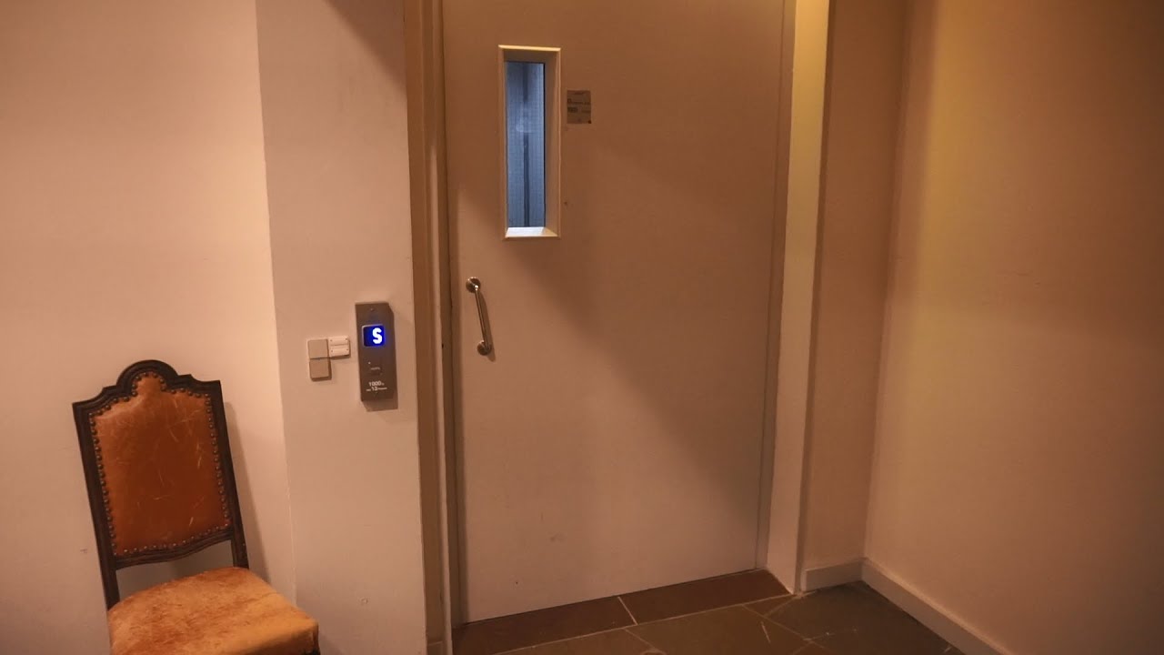 3 DOORS! 1982 HH Elevator hydraulic elevator (mod by ThyssenKrupp) @ Aarhus Teater, Aarhus, Denmark