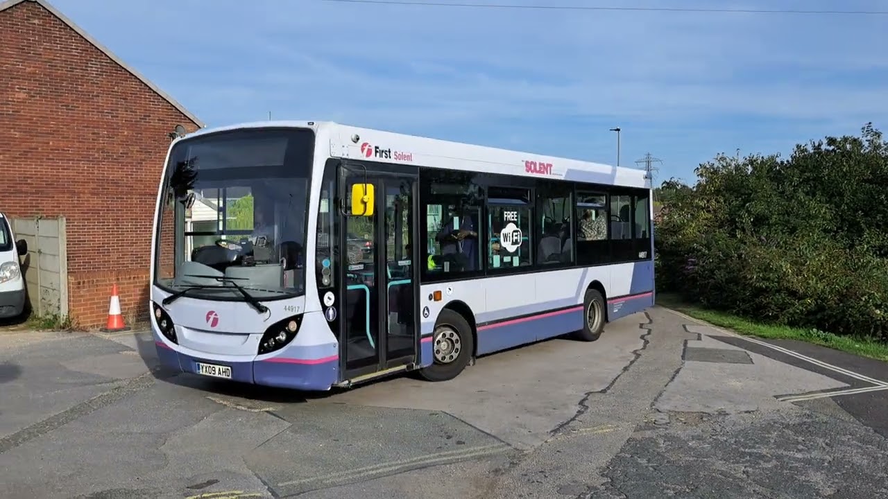 FirstBus Solent 44917 YX09 AHD turns around at Parr Road, Cosham, Portsmouth on Route 22 to Highbury