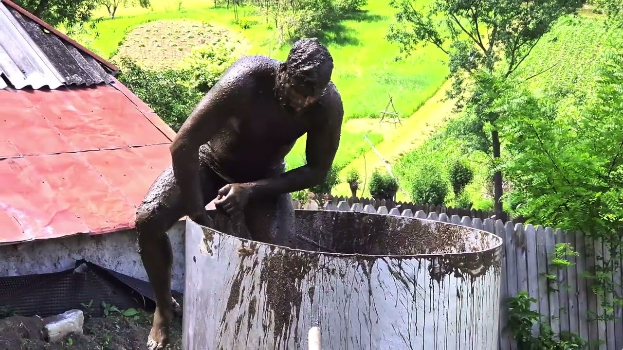 Tiberiu a făcut baie în nămol la Căsuța din Pădure!