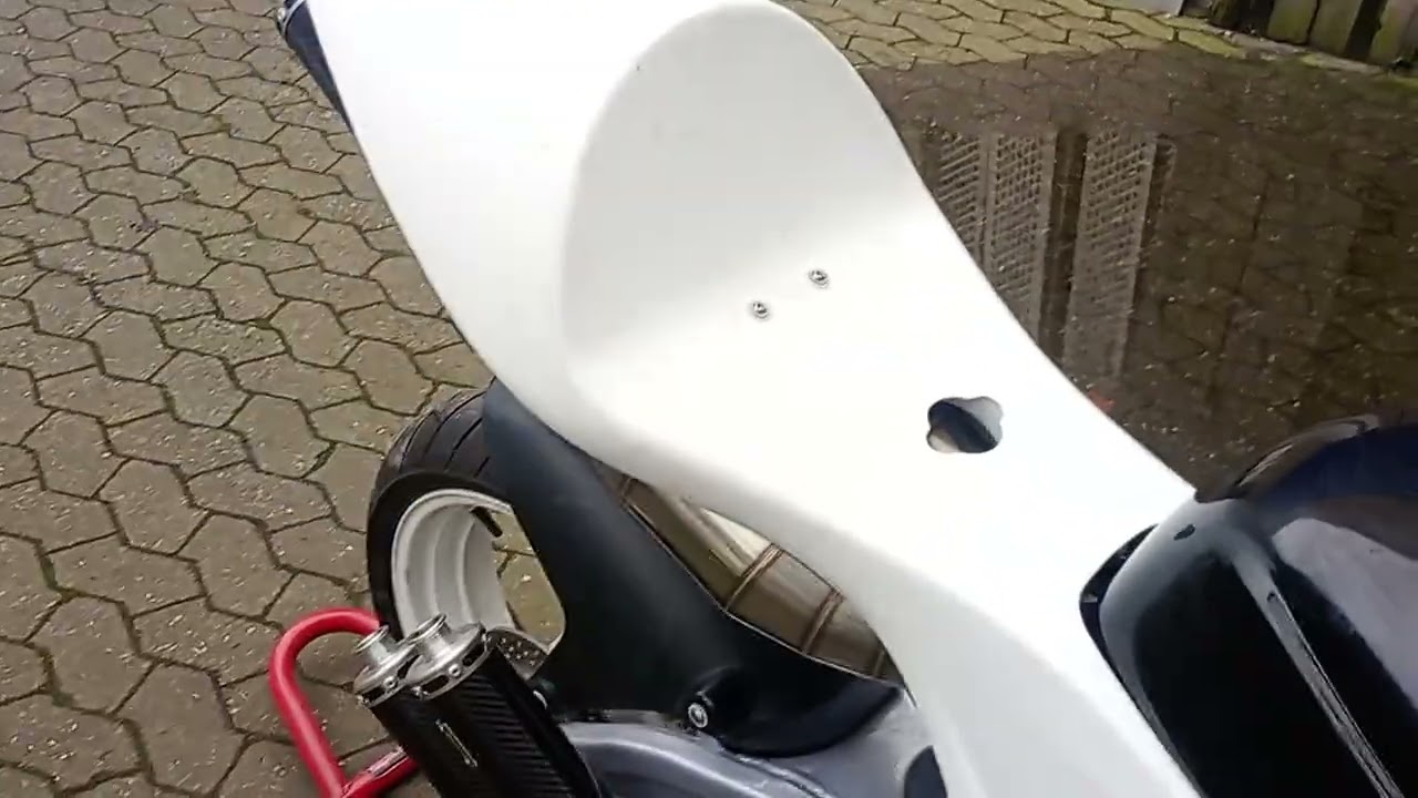 Suzuki rgv 500 walking around and warm up by Fischer 