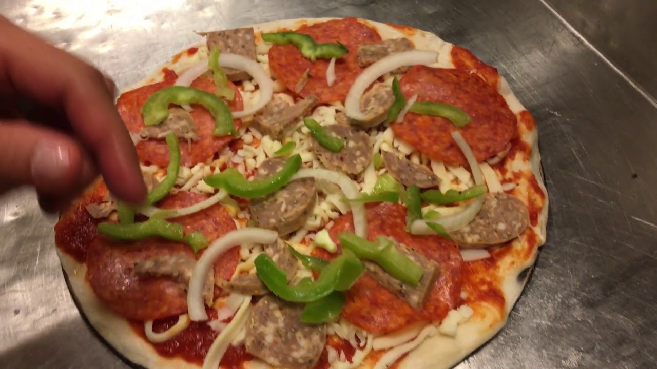 HOW TO TOP A PIZZA FAST | advance pizza making training