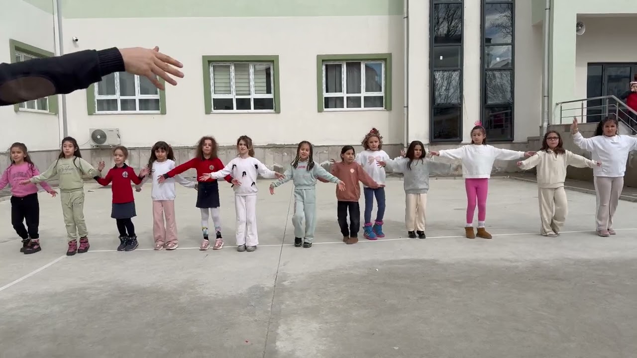Mavili mavili mor çiçek 23 Nisan müzikli gösteri