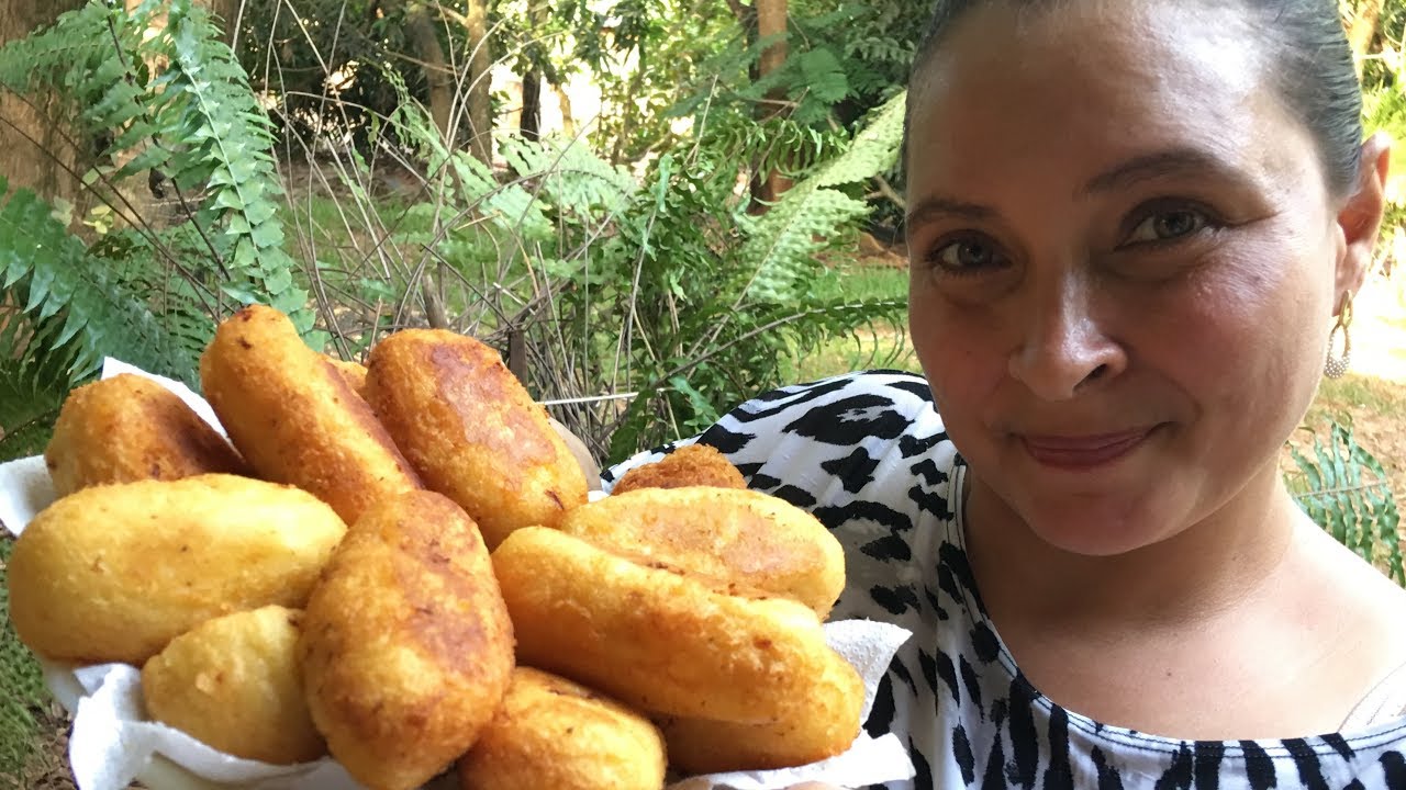 BOLINHO DE MANDIOCA COM RECHEIO DE FRANGO ( AÍPIM, MACAXEIRA )