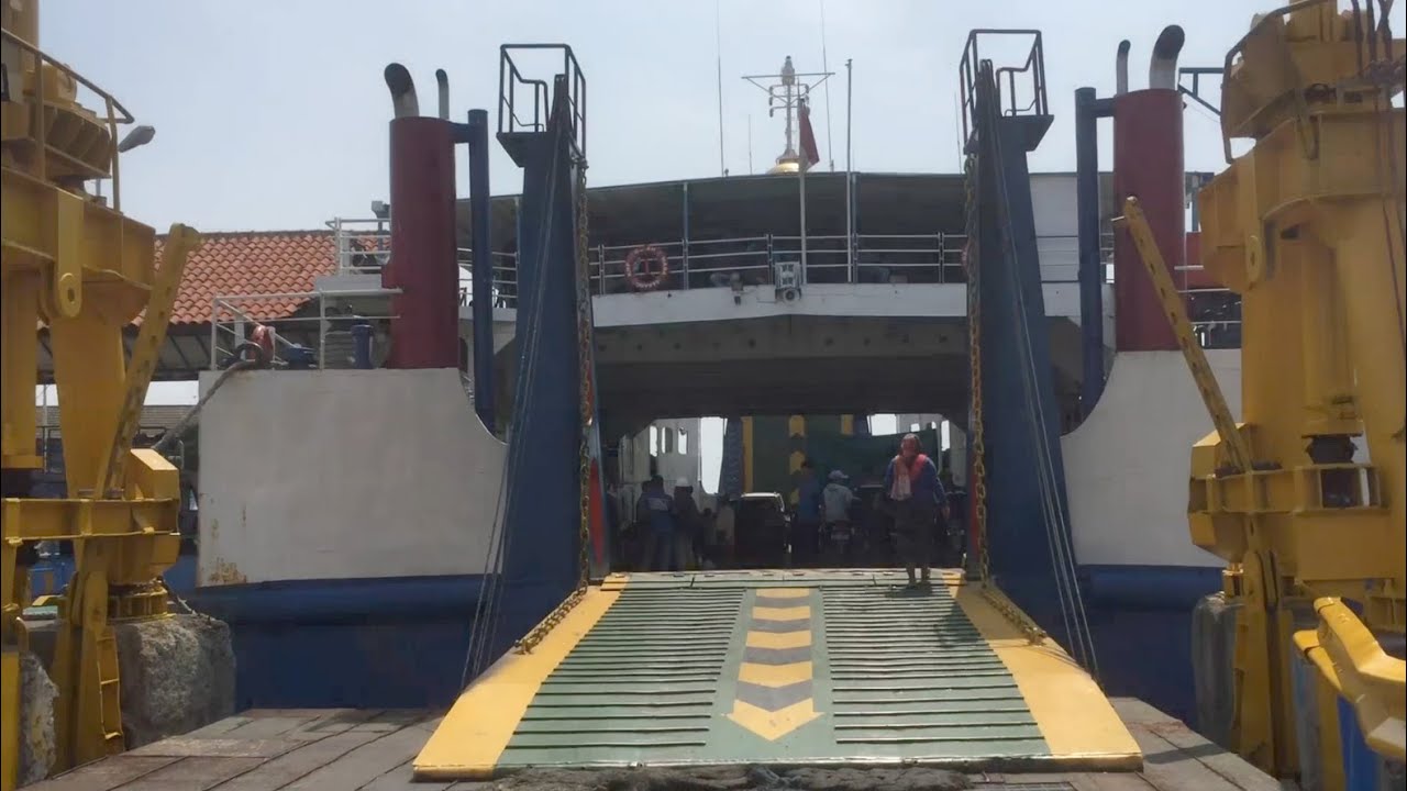 NAIK FERI NYEBRANG KE MADURA Dermaga Ujung Surabaya ke Dermaga Kamal Bangkalan Madura
