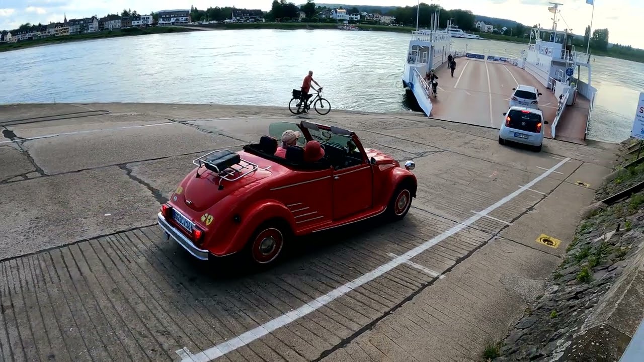 Citroen Ente Cabrio f&auml;hrt &uuml;ber den Rhein ~ Personen-Autof&auml;hre Linz-Kripp ~ Oldtimer 09 2022 NEU