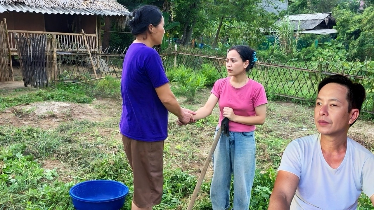 Suddenly, Mrs. Hoc asked Mr. Toan for permission to bring Chinh home to live with them
