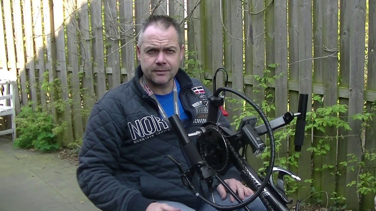 Met de rolstoel handbike op pad.