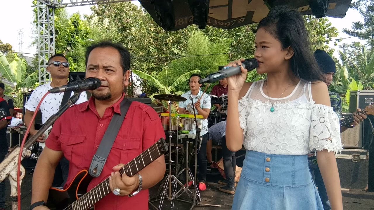 SK. Aji irama & sk manda// sedang menunggu bis kota.