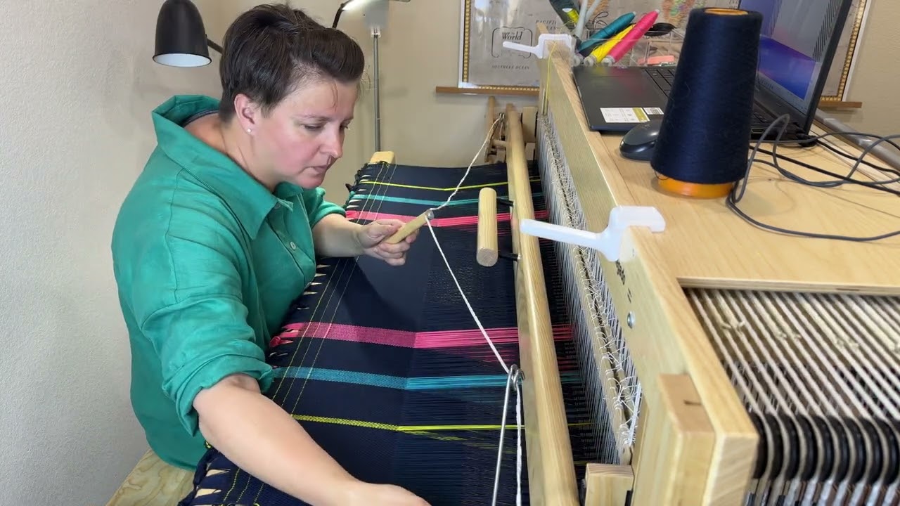 Weaving a Cashmere-Silk Scarf | 10-Minute Hand-Loom Session with Relaxing Music (No Talking)