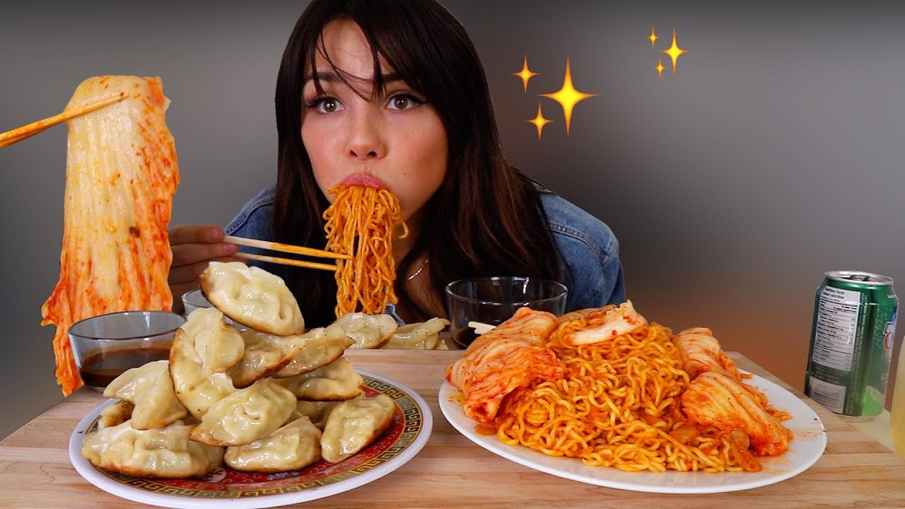 SPICY KIMCHI NOODLES & FRIED CHICKEN DUMPLINGS 김치라면 BIG BITES 먹방 MUKBANG