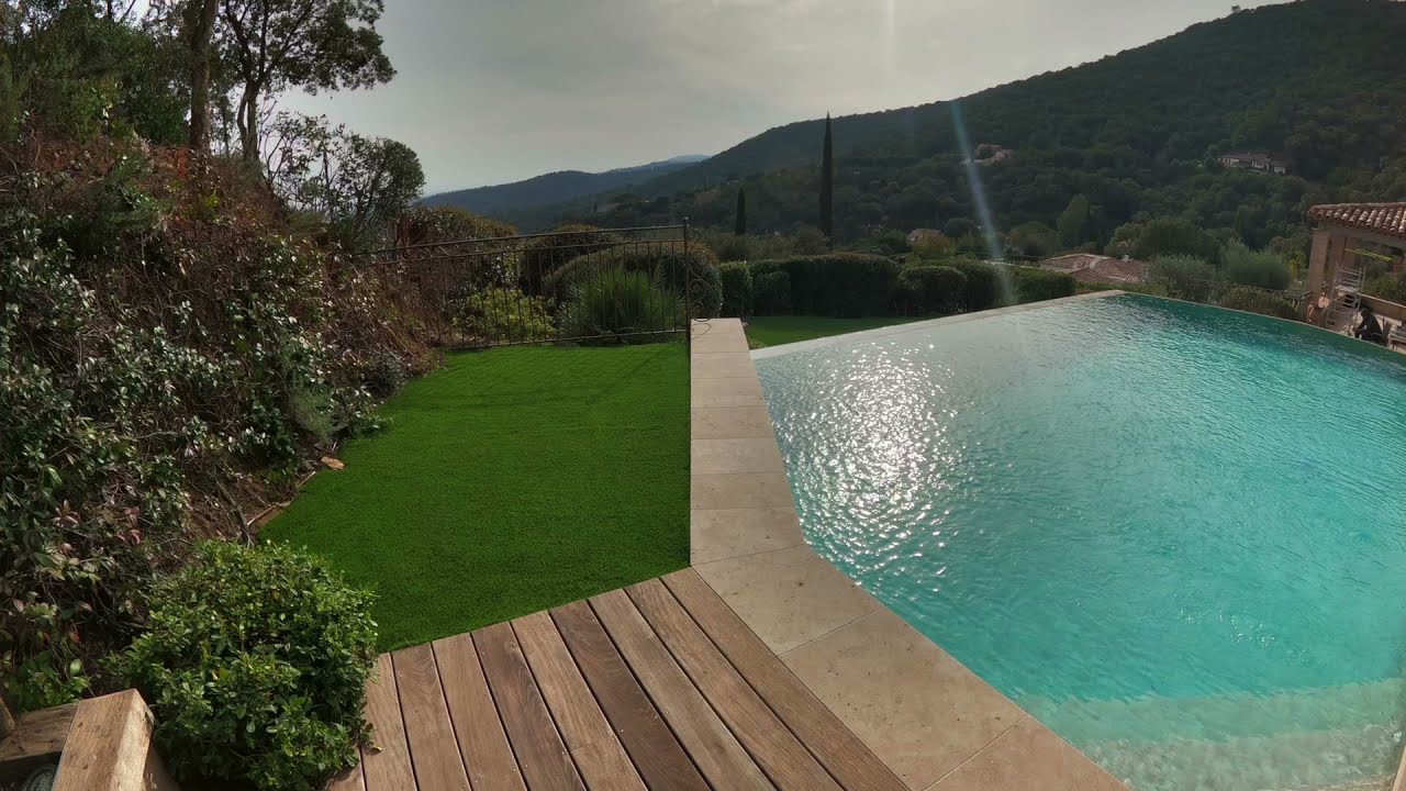Cr&eacute;ation d'un jardin en pelouse synth&eacute;tique haut de gamme dans un mas proven&ccedil;al &agrave; la Croix Valmer