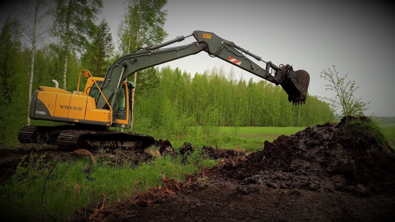 VOLVO EC140B LC suolla.