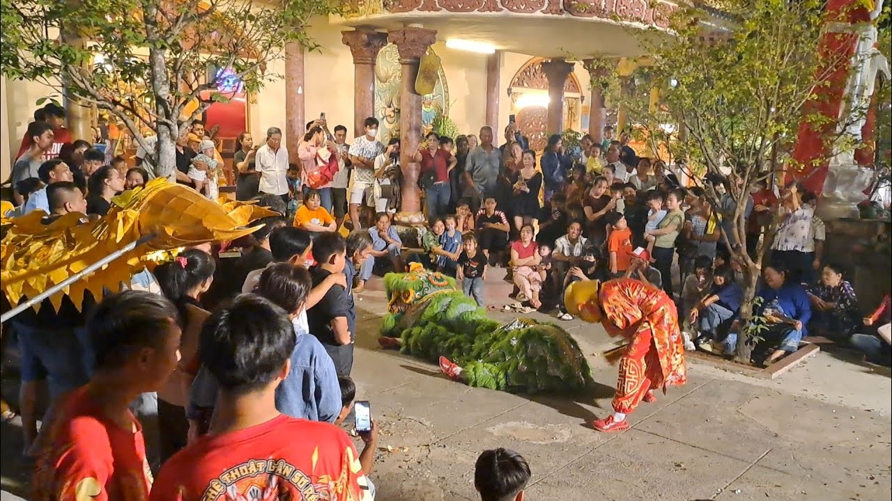 Bà con tham dự lễ hội lớn chùa Trung núi Bà Đen rất đông