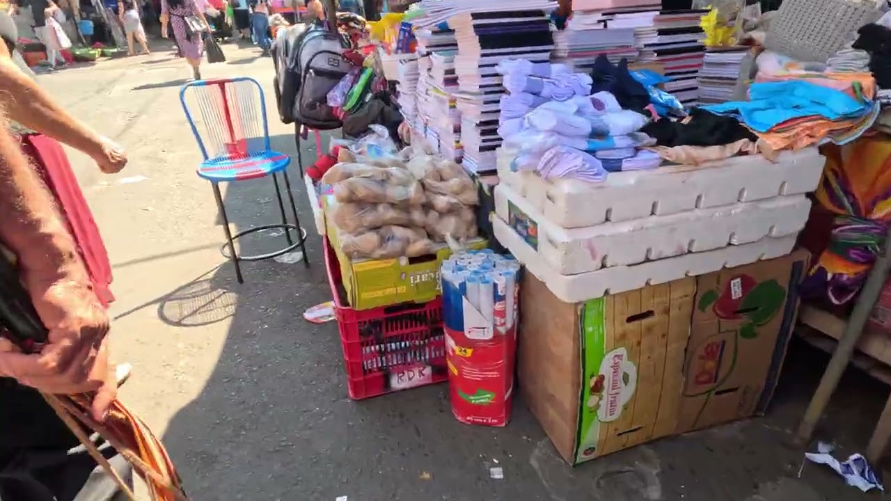 Recorriendo las calles del mercado en Usulutan El Salvador 