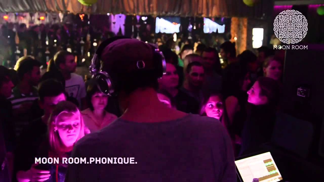 Moon room. Phonique. Live.