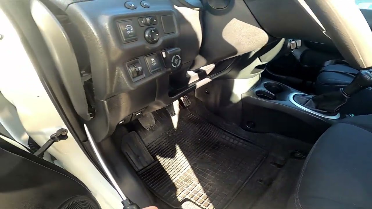 Где находится блок предохранителей в салоне Nissan Note II (2013–2016)