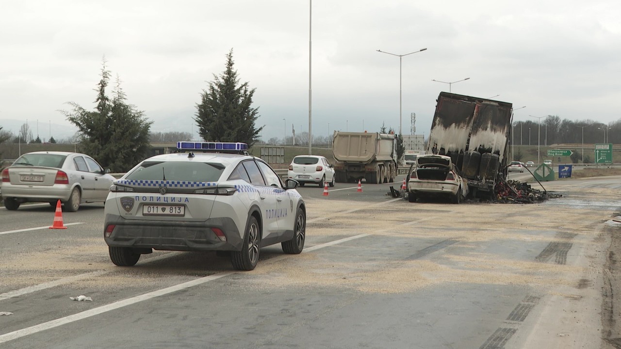 Тешка сообраќајка на влез во Скопје: Изгореа „БМВ“ и камион, возачот на автомобилот тешко повреден