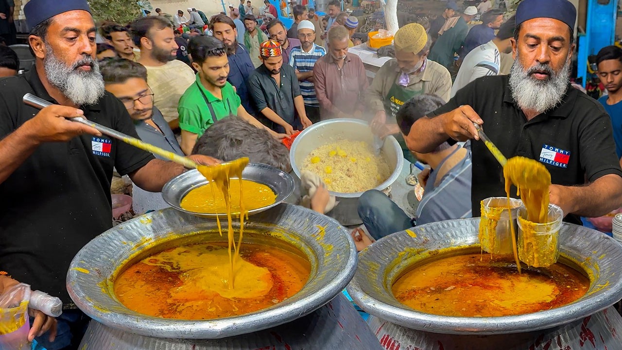 BHUKHARI HALEEM PULAO | Insane Rush for Beef Pulau + Haleem!! Late Night Food in Ramadan