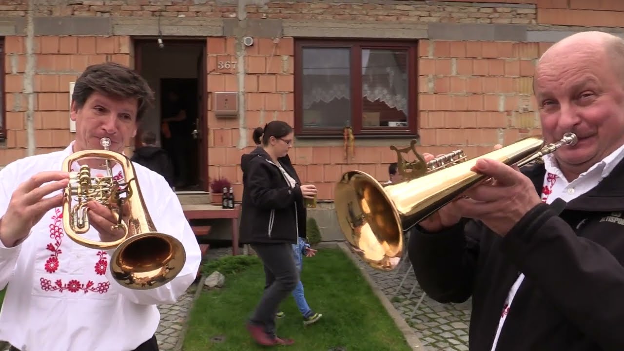 LOVČICE-Dechová hudba GALÁNKA z Klobouk u Brna při hodové obchůzce