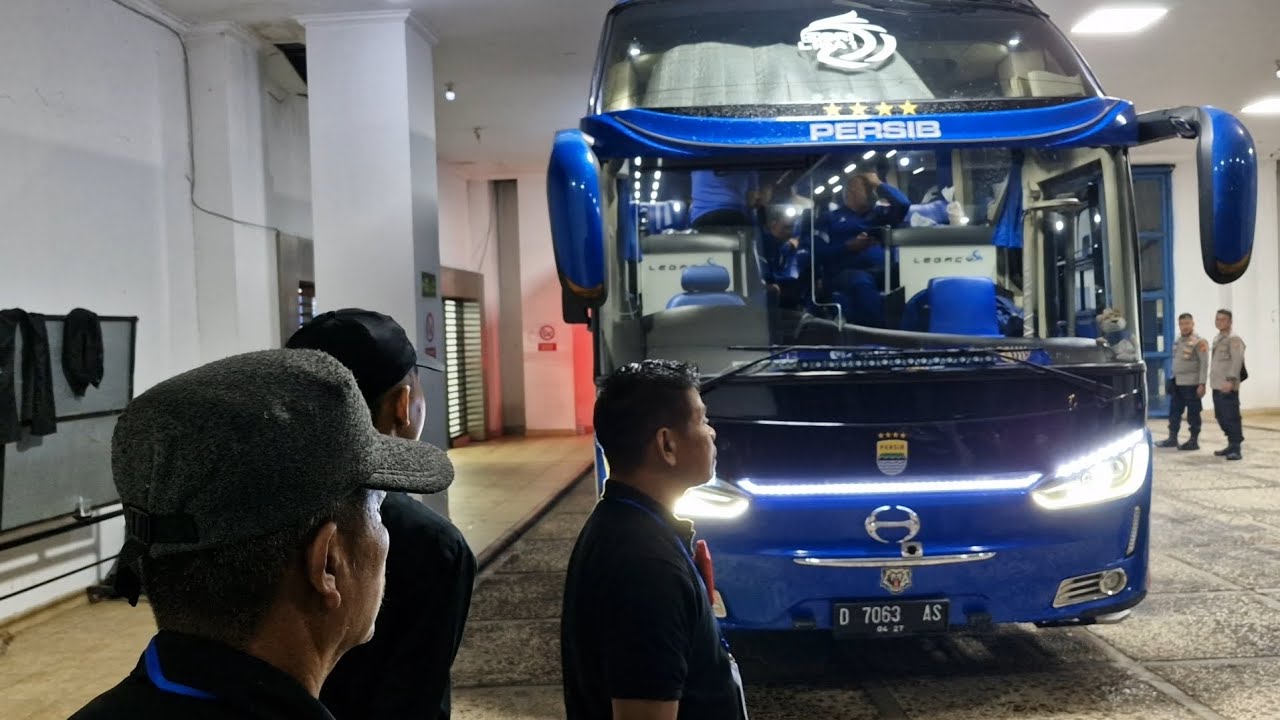 🔥BUS PERSIB KELUAR GBLA DIKAWAL BOBOTOH SETELAH MENANG LAWAN BORNEO FC
