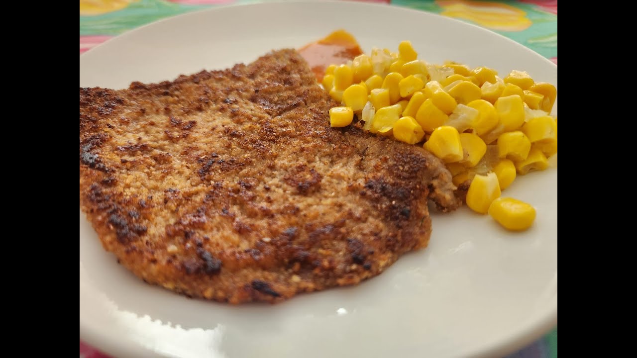 Cocinando con mi mami: Milanesa (bistec de res) acompañada con elotitos.