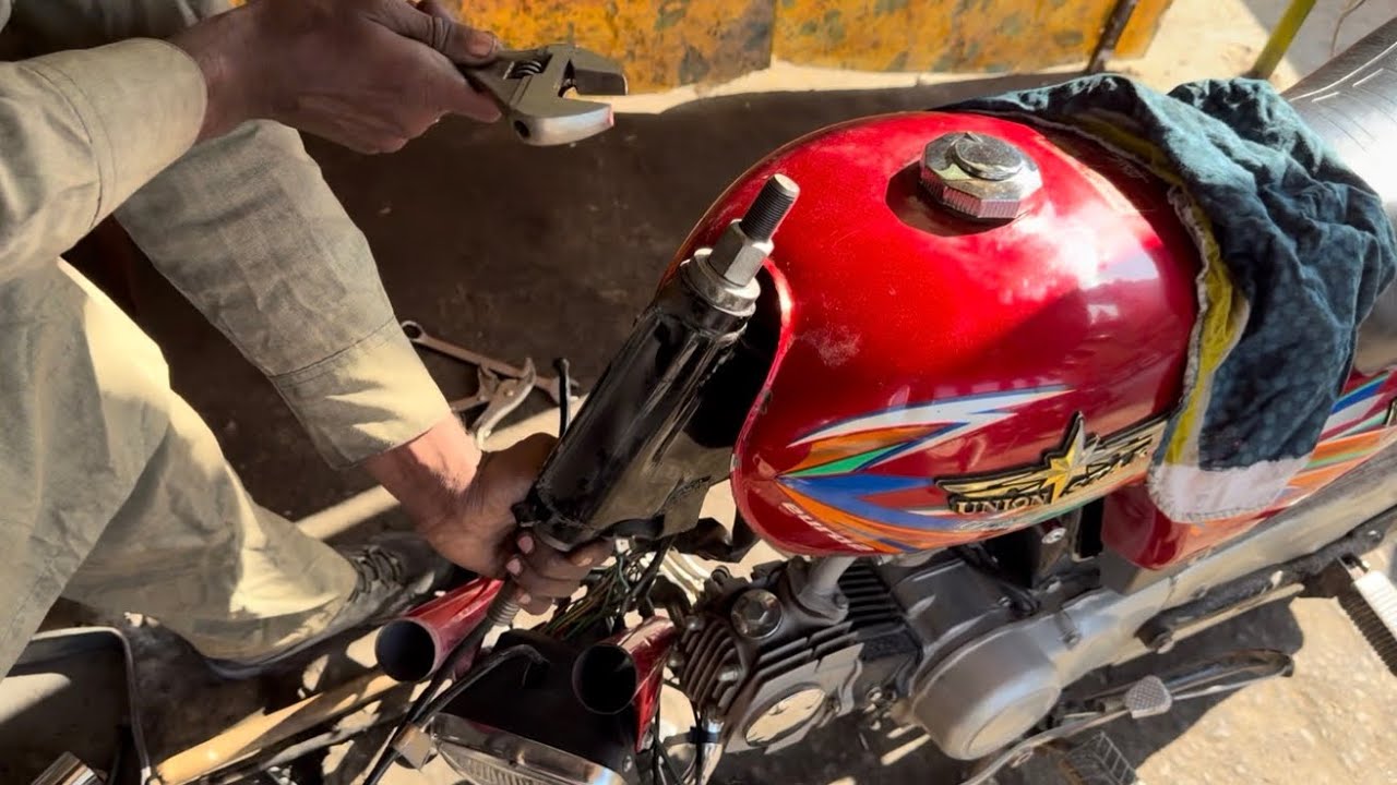 Union star 70cc handle cup shock repairing and mini vlog with my workers🤷‍♀️🏍️🛠️💁🪑🇵🇰