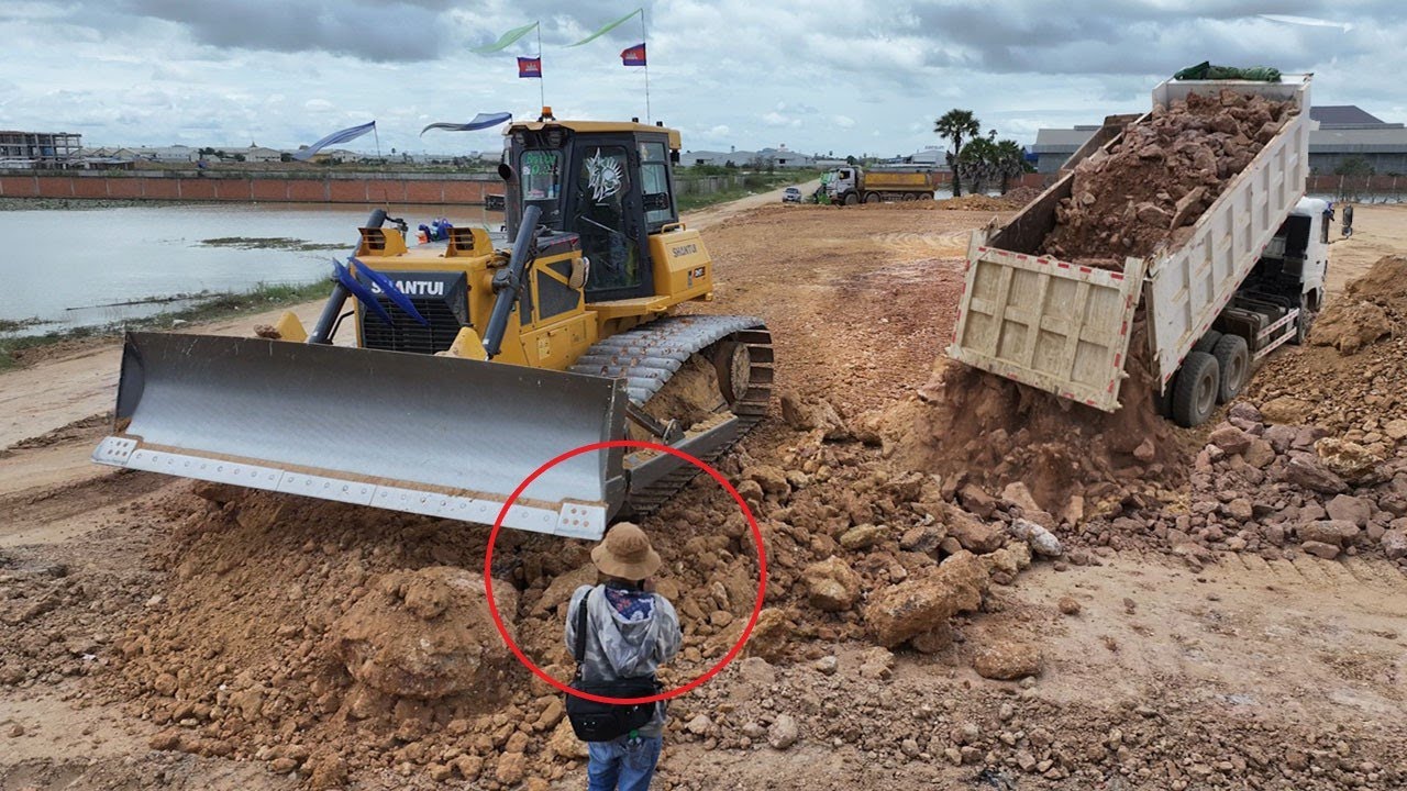 Bulldozer SHANTUI Pushing & Team Truck 25 5 Ton Spreading Soil on Amazing Up Soil Layer Project