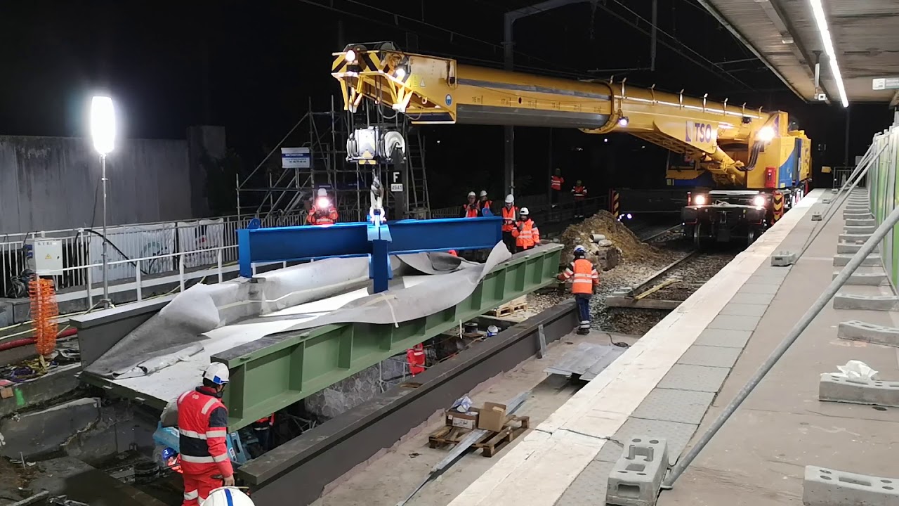 Depose et pose des tabliers en gare de massy verrières avec la grue kirow TSO(2)